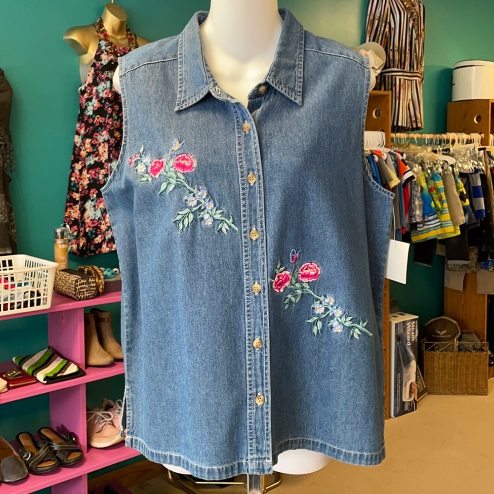 cabin creek slevesles botton down embroided flower